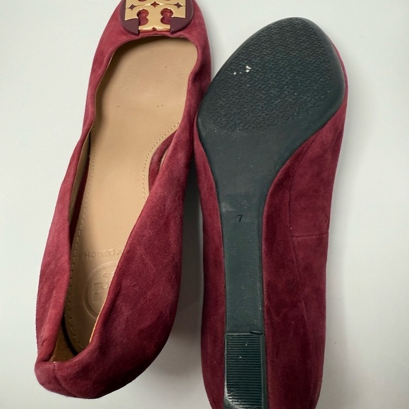 TORY BURCH LUNA EMBELLISHED SUEDE MEDALLION WEDGE HEEL PUMPS SZ 7M - Picture 15 of 15